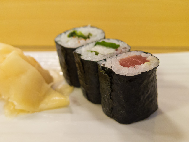 寿司屋のカウンターにて